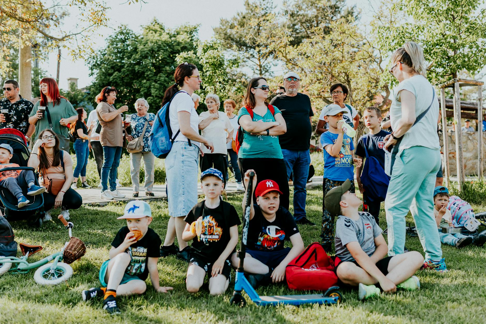 Widok na miasto Dynów z otaczającymi je zielonymi wzgórzami podczas wiosennego dnia.