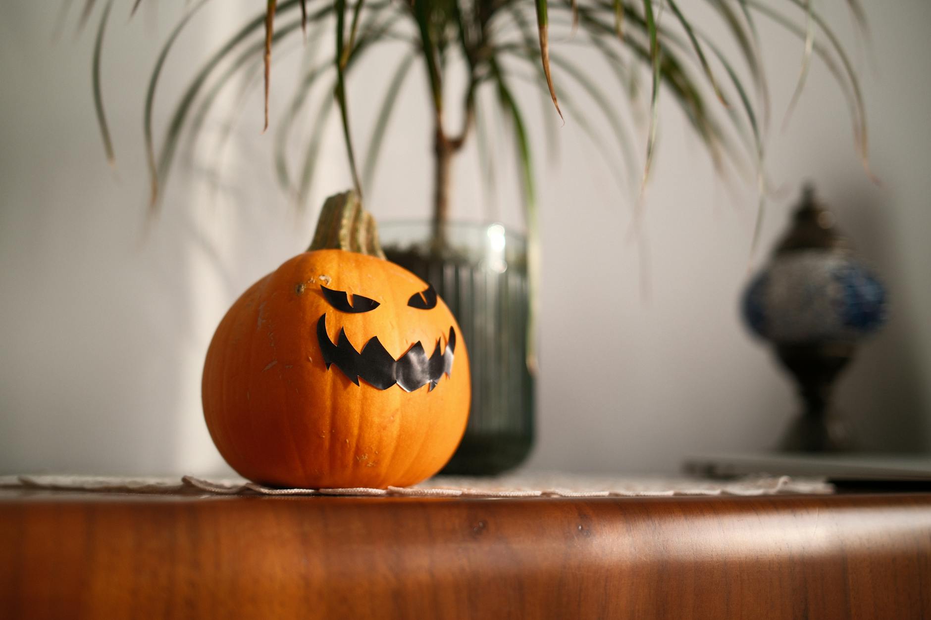 Grafika symbolizująca bezpieczeństwo cyfrowe - kłódka na tle kodu komputerowego, związana z przetargiem cyberbezpieczeństwo Dynów.