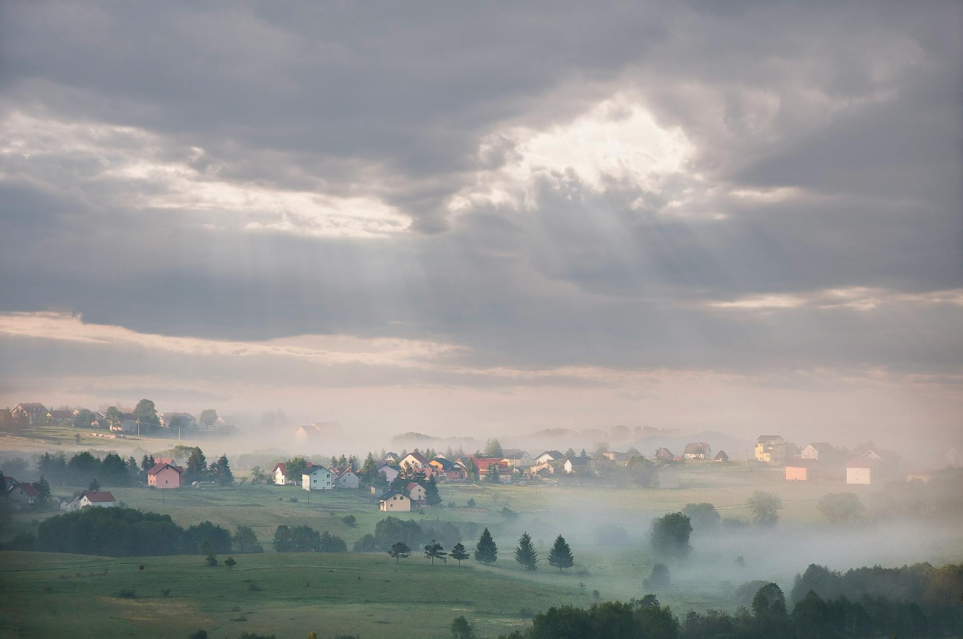 Malowniczy krajobraz Pogórza Dynowskiego z widokiem na okoliczne wzgórza i lasy.